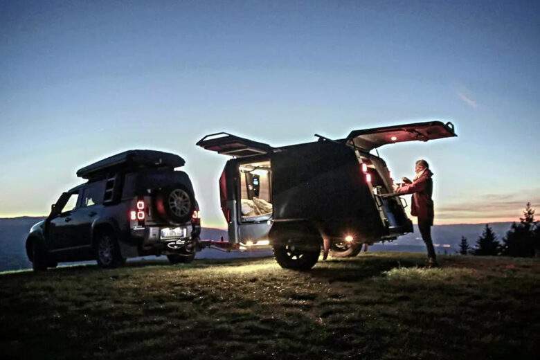 Une caravane taillée pour la fin du monde.