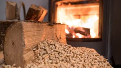 Chauffage au poêle à bois avec des granulés de bois de premier plan.