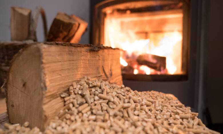 Chauffage au poêle à bois avec des granulés de bois de premier plan.