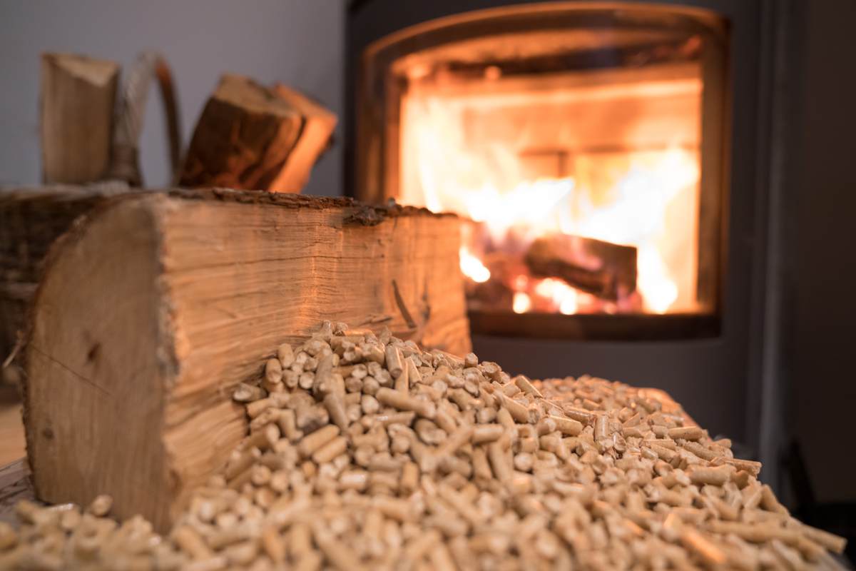 Chauffage au poêle à bois avec des granulés de bois de premier plan.