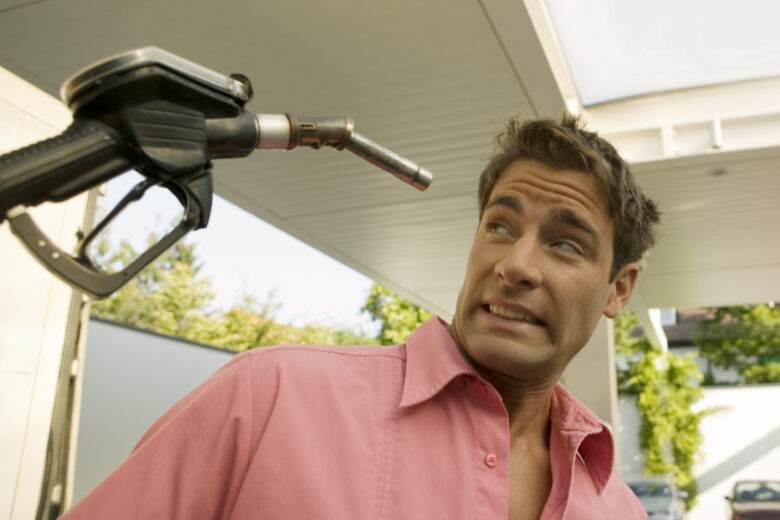 Homme ayant peur de la pompe à essence