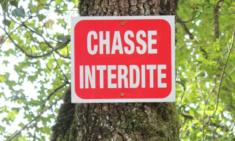 Un panneau d'avertissement français qui indique que la chasse est interdite.