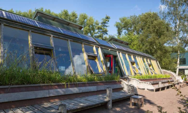 Zwolle, Overijssel / Pays-Bas - 01 août 2014 : Premier bâtiment hollandais entièrement neutre en énergie à Doepark Nooterhof