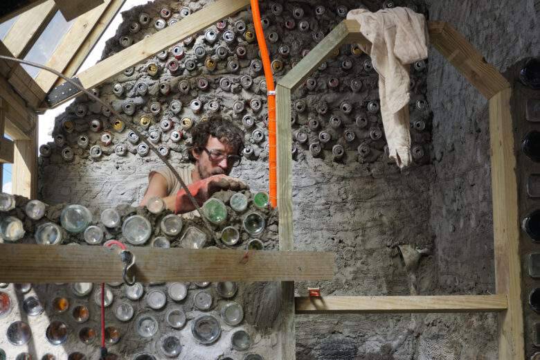 Colonia del sacramento, Colonia / Uruguay - 12 février 2019 : Earthship Construction d'une maison durable construite avec des matériaux recyclés, des pneus, des canettes, des bouteilles utilisées comme briques