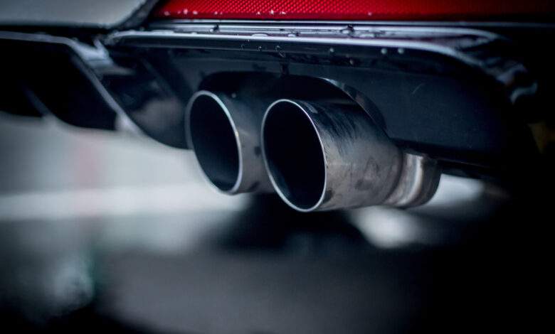 Gros plan sur un tuyau d'échappement d'une voiture