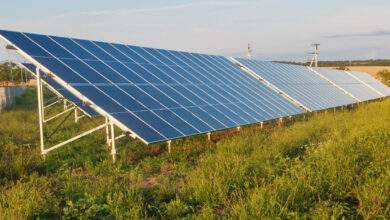 Un complexe de panneaux solaires pour la production d'électricité. Ferme à énergie verte.