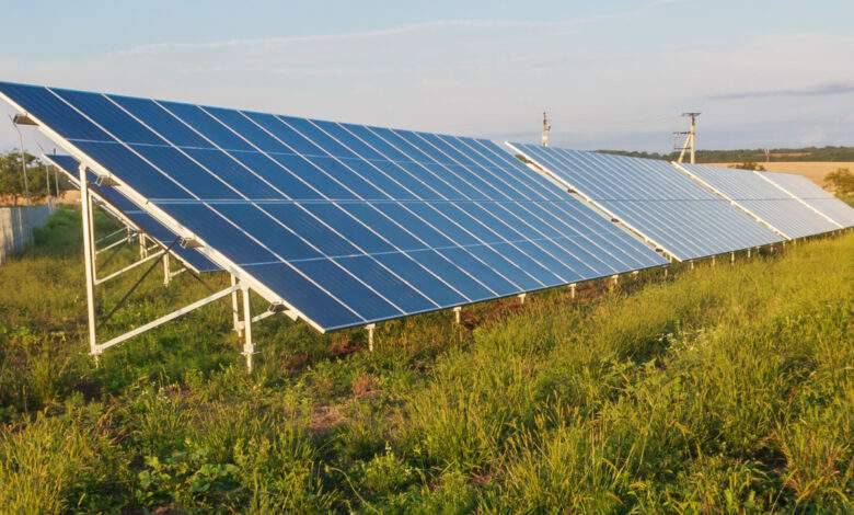 Un complexe de panneaux solaires pour la production d'électricité. Ferme à énergie verte.
