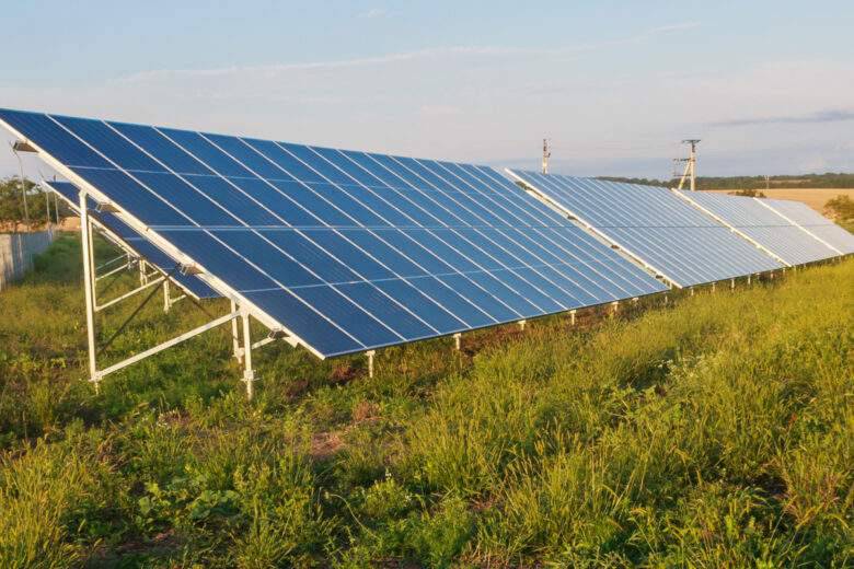 Un complexe de panneaux solaires pour la production d'électricité. Ferme à énergie verte.