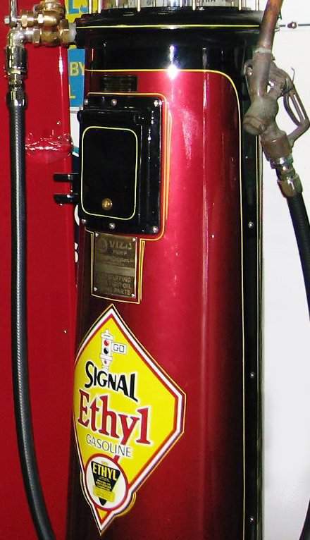 Ancienne pompe à essence avec étiquetage signalant la présence de l'additif inventé par Thomas Midgley Jr., fabriqué et distribué par Ethyl Gasoline Corp. Crédit ^photo : Verne Equinox — Travail personnel, CC BY 3.0, https://commons.wikimedia.org/w/index.php?curid=7197974