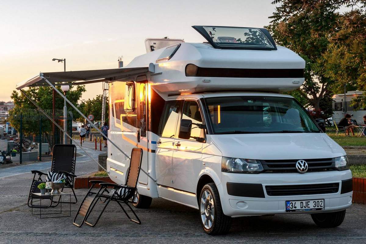 Un camping-car atypique qui repose sur le châssis d’un Volkswagen Transporter T6.