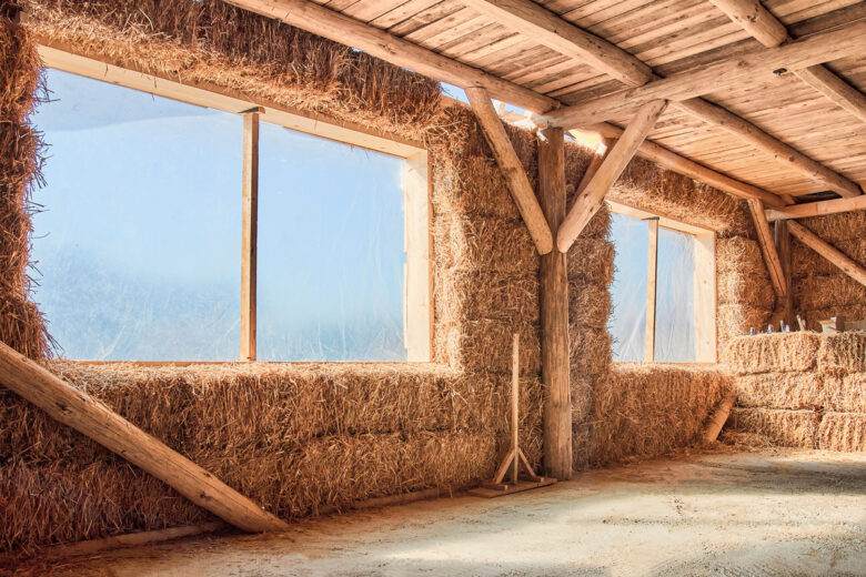 Maison de paille. Une maison écologique. Vue intérieure