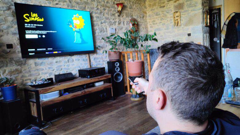 Un homme qui regarde les Simpson à la TV