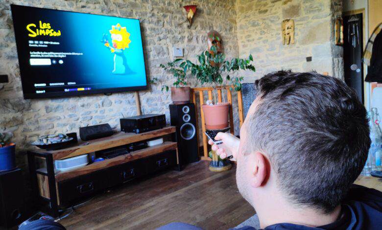 Un homme qui regarde les Simpson à la TV
