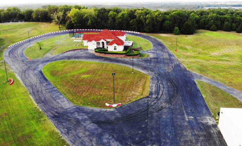 Une maison en location dans le Missouri avec circuit et voitures de course