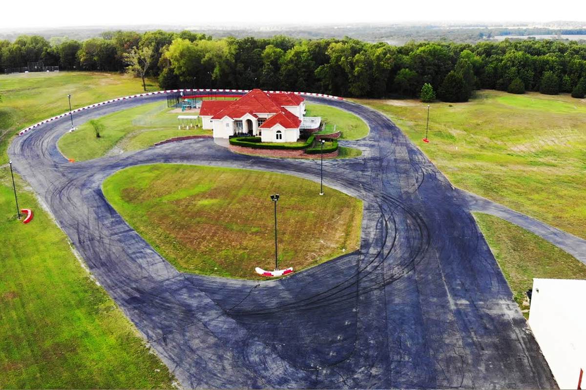 Une maison en location dans le Missouri avec circuit et voitures de course