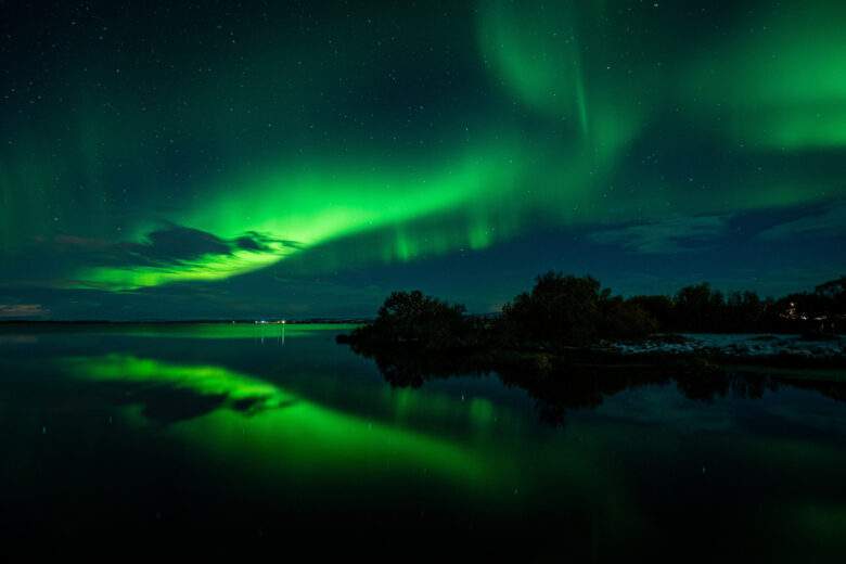 Aurora Borealis au lac Mývatn (Iceland).