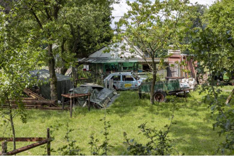 Déchets et encombrants qui ont été placés dans un jardin