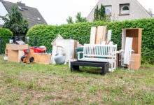 Déchets et encombrants qui ont été placés sur un terrain