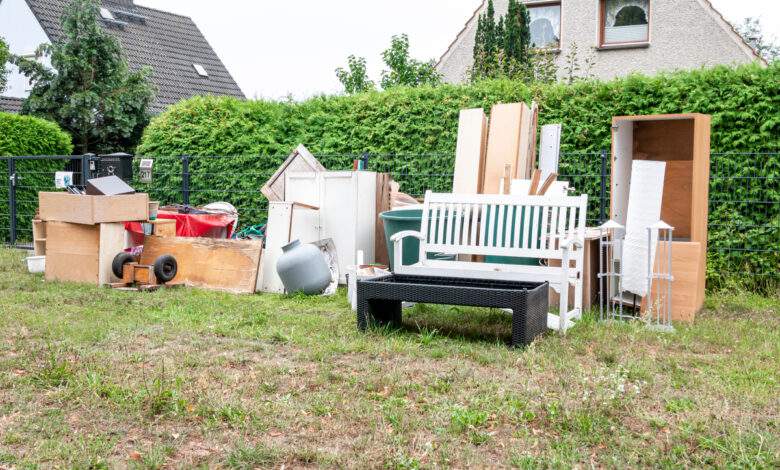 Déchets et encombrants qui ont été placés sur un terrain