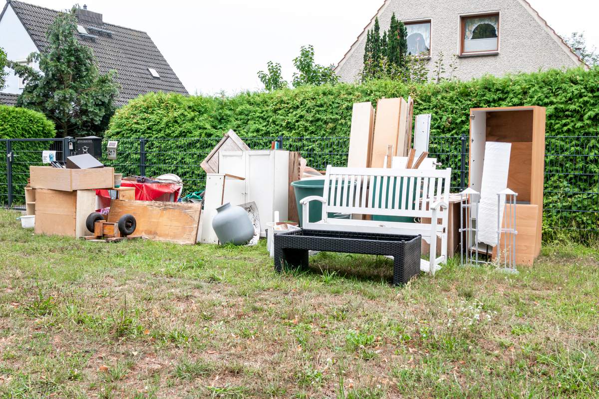 Déchets et encombrants qui ont été placés sur un terrain