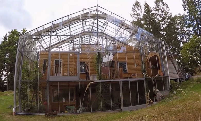 L'extérieur d’une maison sous cloche
