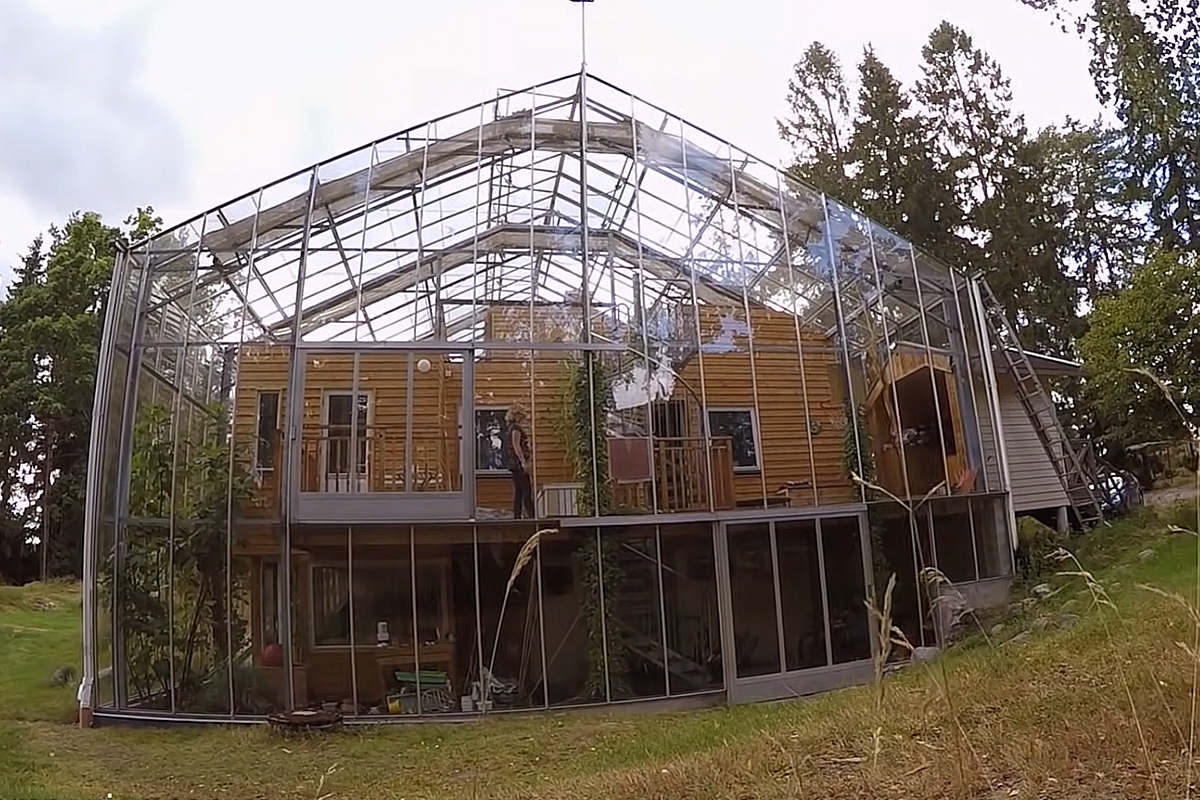 L'extérieur d’une maison sous cloche