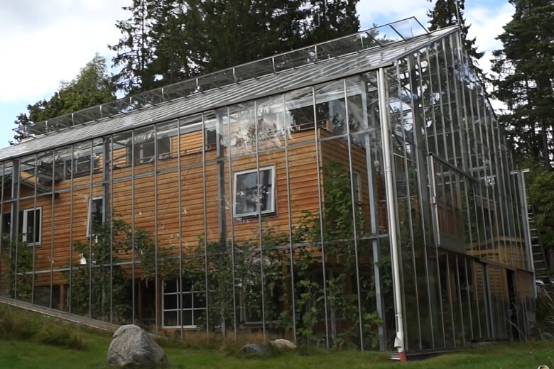 L'extérieur d’une maison sous cloche