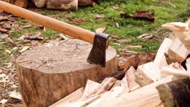 ne hache sur un bloc de bois