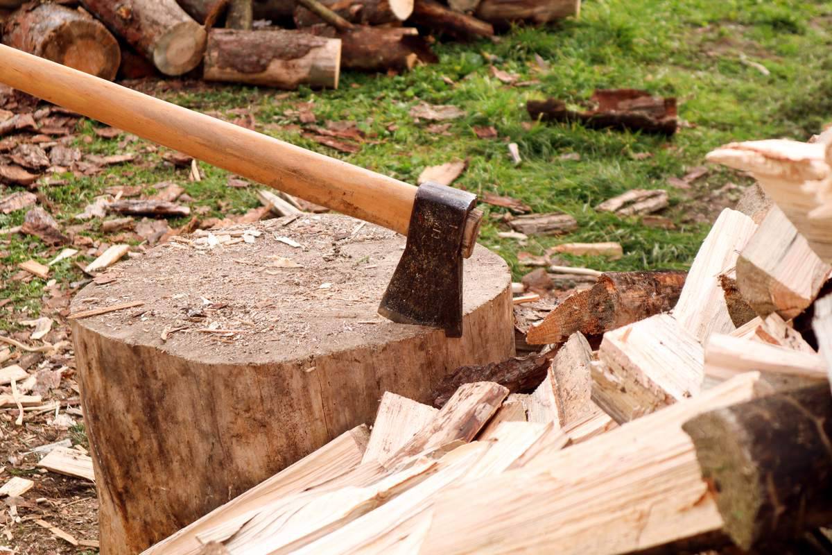 ne hache sur un bloc de bois