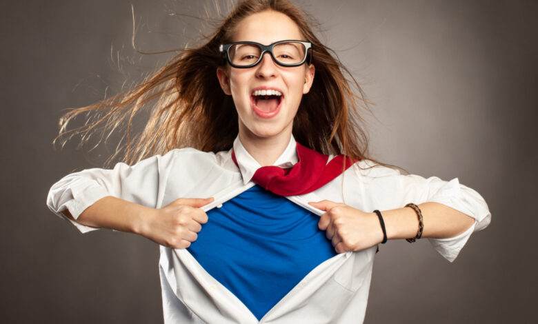 femme ouvrant sa chemise comme un super-héros.