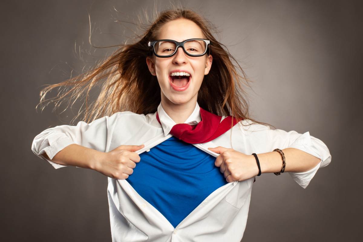 femme ouvrant sa chemise comme un super-héros.