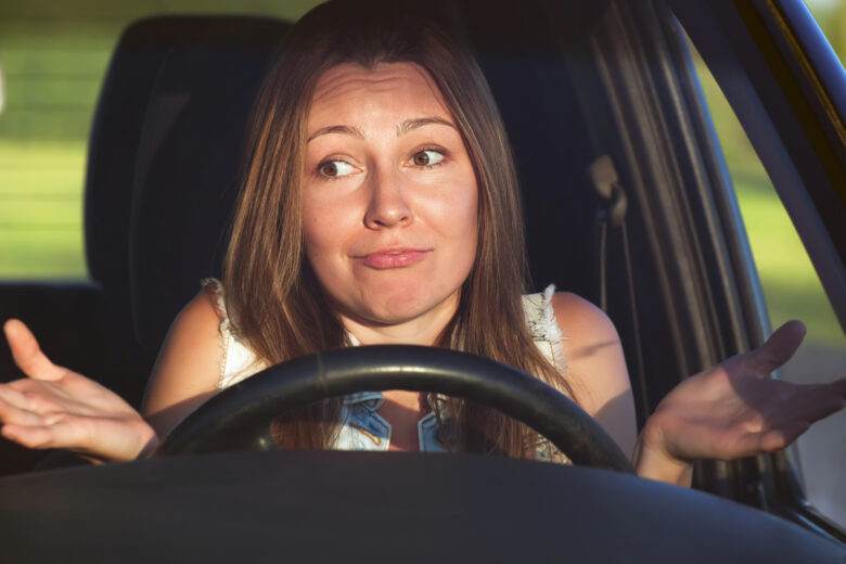 Femme au volant désolé.