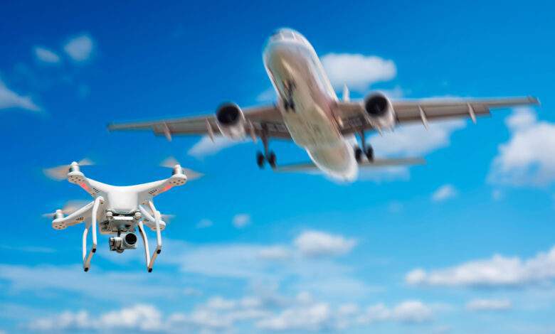 Drone volant près d'un avion commercial