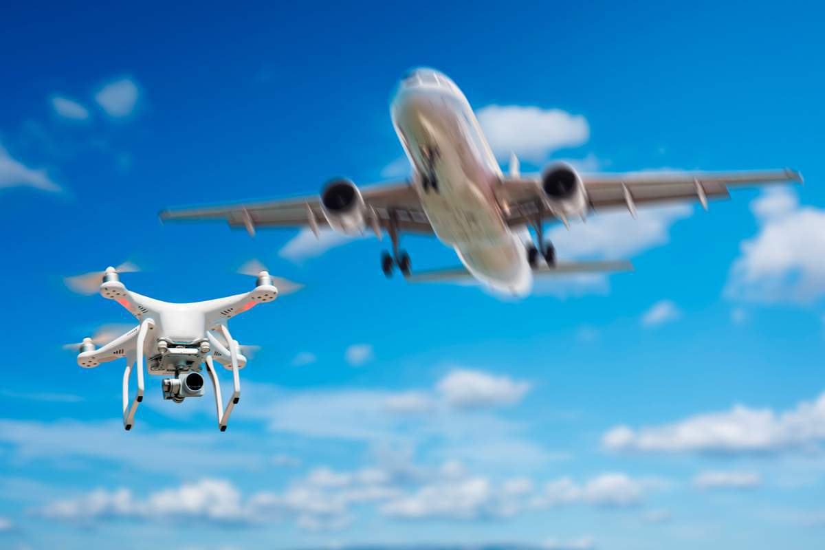 Drone volant près d'un avion commercial