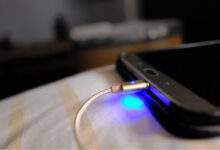 Téléphone qui charge la nuit