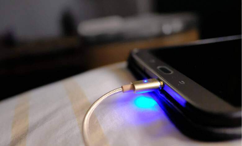 Téléphone qui charge la nuit