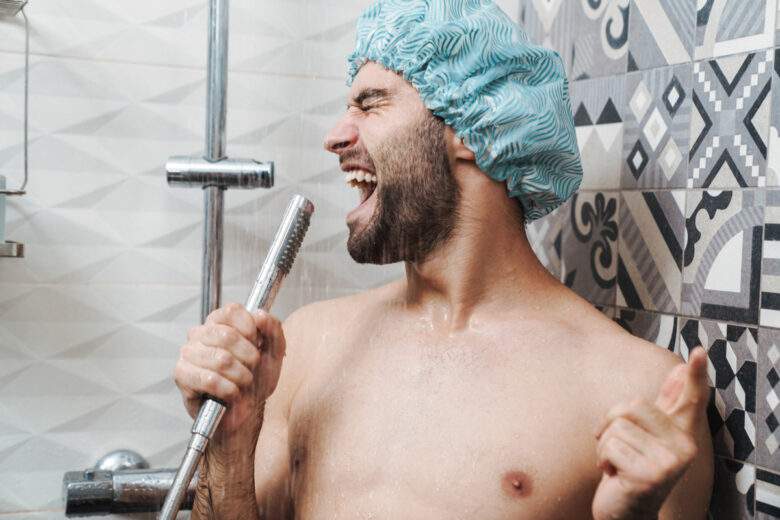 Homme qui chante sous la douche