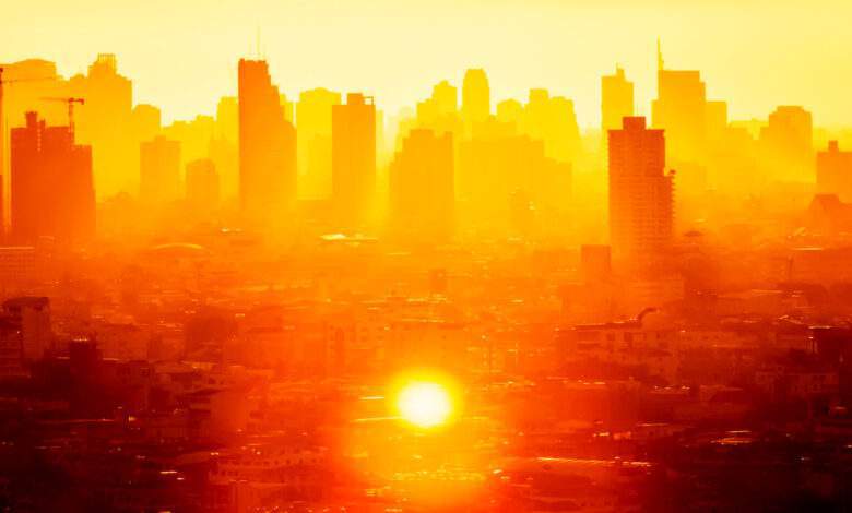Lever de soleil sur le quartier des affaires de Bangkok.