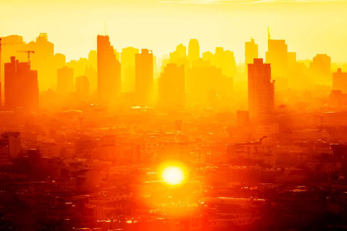 Lever de soleil sur le quartier des affaires de Bangkok.