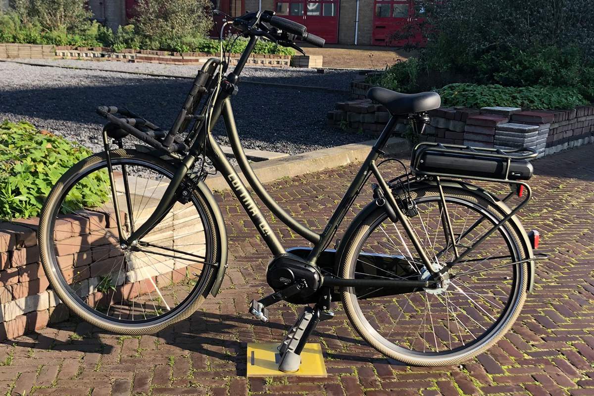 Un système de recharge sans fil pour les vélo électrique qui passe par la béquille.