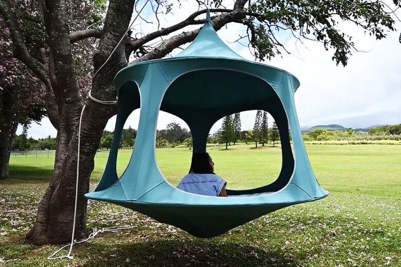 Une tente qui peut s'accrocher dans les arbres. 