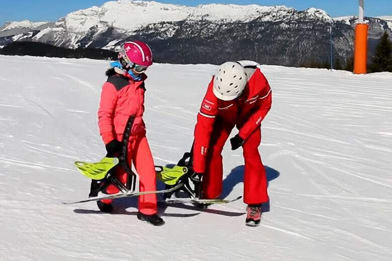 Un siège monté sur un patin de glisse