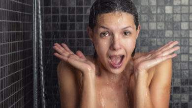Gros plan sur une Jeune Femme Prenant Une Douche Froide