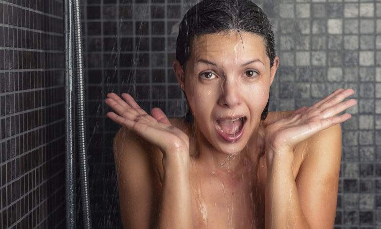 Gros plan sur une Jeune Femme Prenant Une Douche Froide