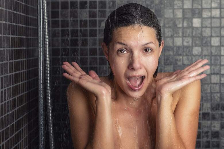 Gros plan sur une Jeune Femme Prenant Une Douche Froide