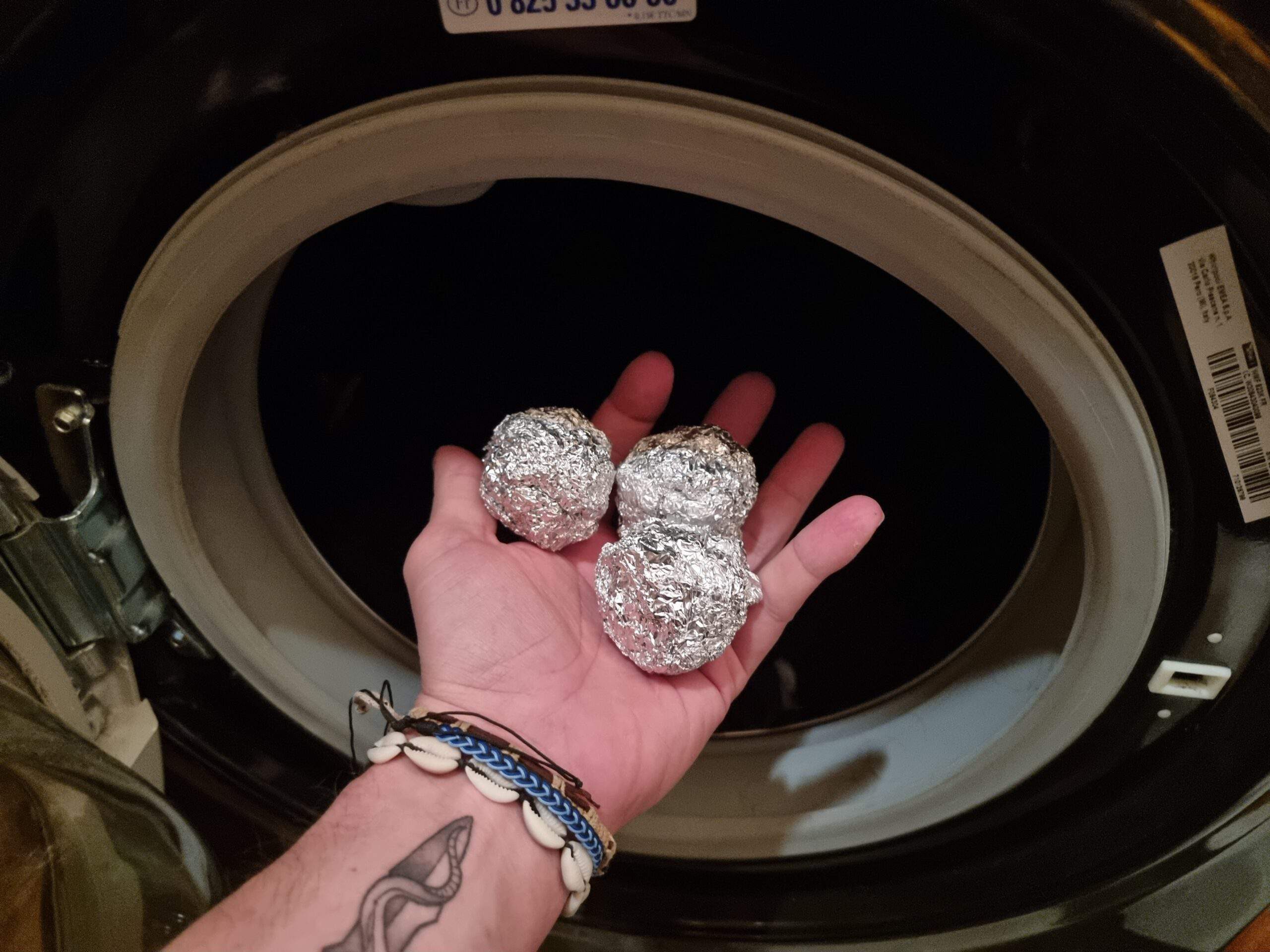 trois boules d'aluminium dans un lave linge