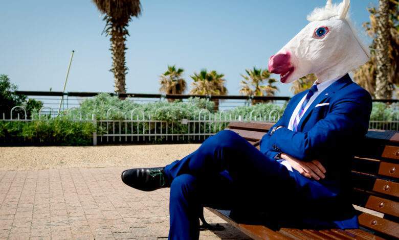 Un homme en costume avec un masque de licorne