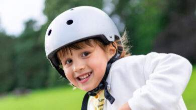 Joyeux petit garçon portant un casque de sécurité