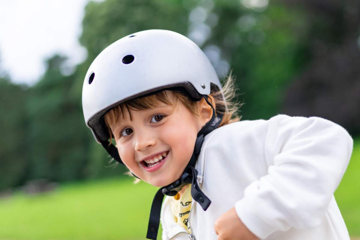 Joyeux petit garçon portant un casque de sécurité