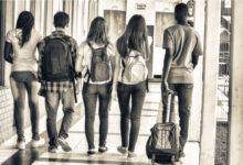 un groupe d'adolescents marchant pour aller à l'école